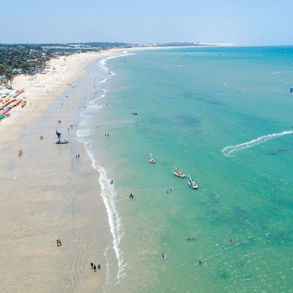 Mar de águas claras na Praia do Cumbuco, em Caucaia