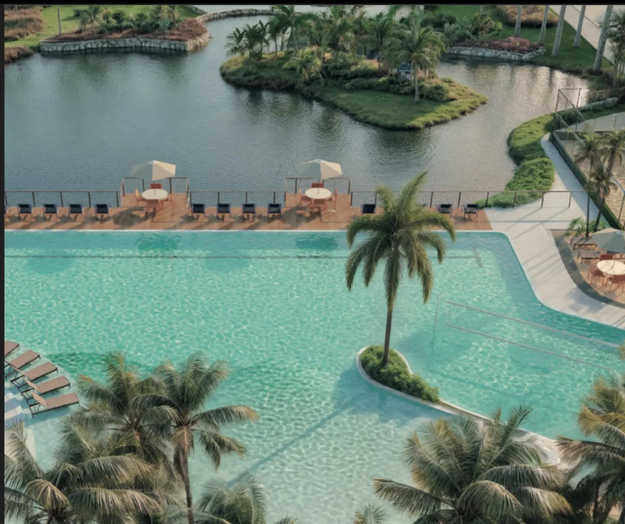 Piscina com deck e lagoa